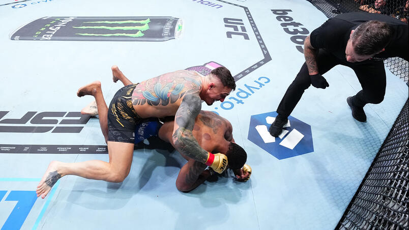 Tom Aspinall golpeia Curtis Blaydes no UFC 304, em Manchester, em julho de 2024. (Chris Unger/Zuffa LLC)
