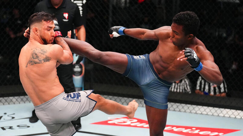 Mairon Santos aplica chute em Guillermo Torres na semifinal do peso-pena do The Ultimate Fighter 32, em agosto de 2024. (Chris Unger/Zuffa LLC)