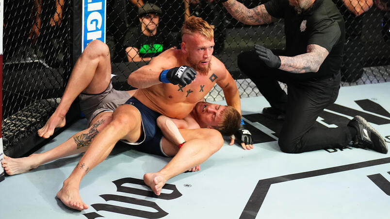 Robert Valentin finaliza Paddy McCorry com uma torção de ombro no The Ultimate Fighter 32, em 2024. (Chris Unger/Zuffa LLC)