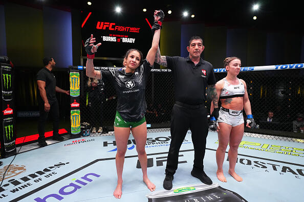 Jaqueline Amorim comemora vitória no UFC Vegas 97. (Foto por Chris Unger/Zuffa LLC)