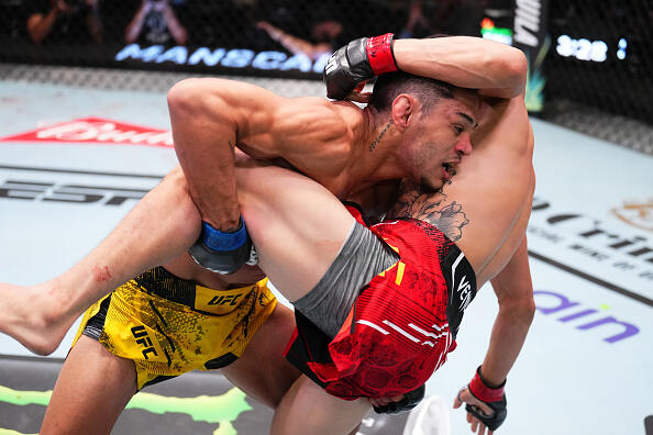 Gabriel Santos venceu o chinês Yi Zha no UFC Vegas 97. (Foto por Chris Unger/Zuffa LLC)