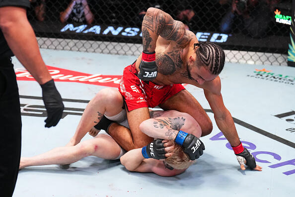 Isaac Dulgarian voltou a vencer no UFC Vegas 97. (Foto por Chris Unger/Zuffa LLC)