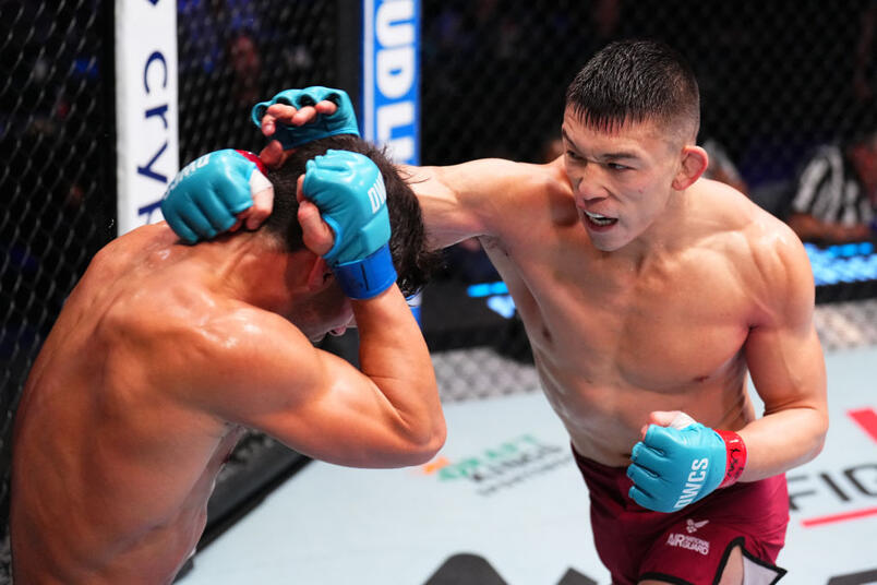 Kody Steele punches Chasen Blair in a lightweight fight during Dana White's Contender Series season eight, week nine at UFC APEX on October 8, 2024 in Las Vegas, Nevada. (Photo by Chris Unger/Zuffa LLC)