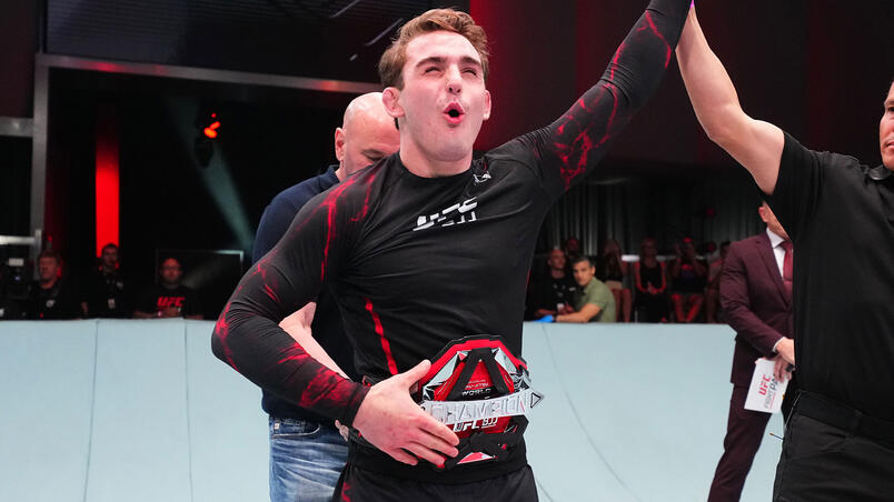 Andrew Tackett comemora a conquista do cinturão peso meio-médio no UFC BJJ 1. (Foto por Chris Unger/Zuffa LLC)