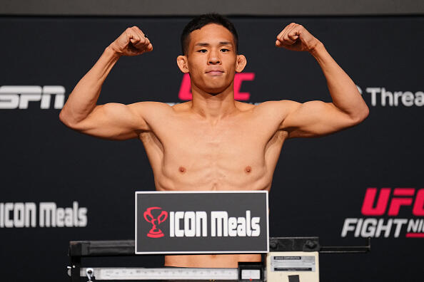 Hyun Sung Park enfrenta Tatsuro Taira na luta principal do UFC Vegas 108. (Foto por Jeff Bottari/Zuffa LLC)
