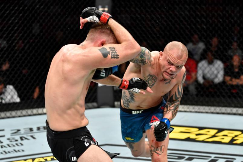 Anthony Smith punches Alexander Gustafsson