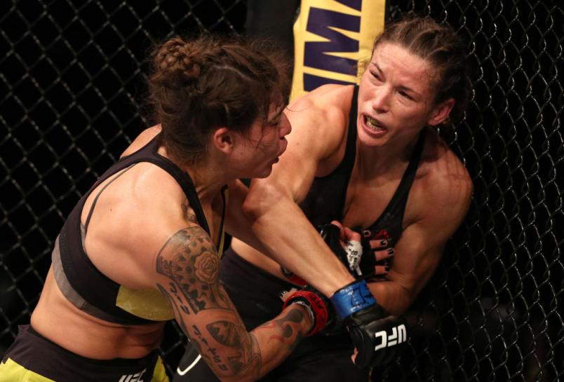Maryna Moroz attacks Mayra Bueno Silva