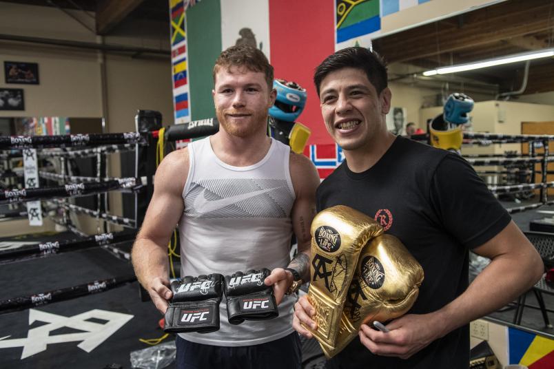 Canelo Álvarez y Brandon Moreno tuvieron un mano a mano Canelo y Brandon Moreno se reúnen | UFC