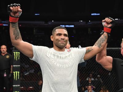 Claudio Hannibal tem o braço erguido após vitória no UFC