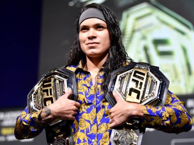 Amanda Nunes posa com seus dois cinturões na coletiva de imprensa do UFC 259