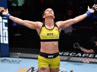 Amanda Lemos comemora após vencer Livinha Souza no UFC 259.