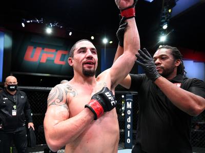 Robert Whittaker domina Kelvin Gastelum na luta principal do UFC Vegas 24