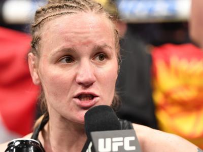 Valentina Shevchenko concede entrevista no Octógono após a vitória sobre Jéssica Andrade no UFC 261.