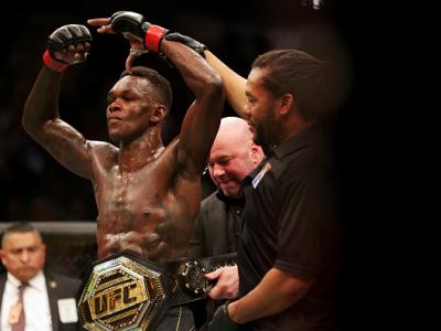 Israel Adesanya mantem o cinturão peso-médio no UFC 271