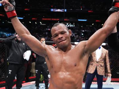 Francisco Massaranduba comemora sua vitória no UFC 274. (Foto por Chris Unger/Zuffa LLC)