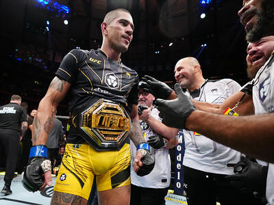 Alex Pereira recebe o cinturão peso-médio após a luta principal do UFC 281. (Foto por Jeff Bottari/Zuffa LLC)