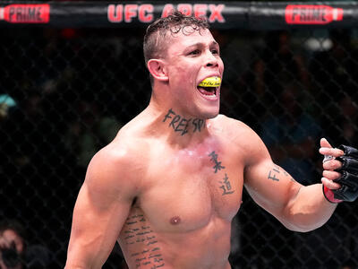 Caio Borralho comemora a vitória no UFC Vegas 72. (Foto por Jeff Bottari/Zuffa LLC)