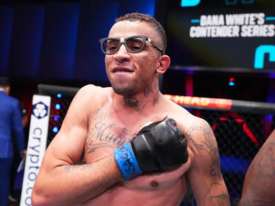 Carlos Prates comemora após a vitória sobre Mitch Ramirez no Dana White's Contender Series, em agosto de 2023. (Chris Unger/Zuffa LLC)