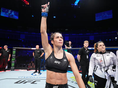 Bruna Brasil comemora a vitória no UFC Londres. (Foto por Chris Unger/Zuffa LLC)