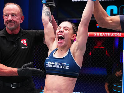 Nicolle Caliari comemora a vitória no Dana White's Contender Series. (Foto por Chris Unger/Zuffa LLC)