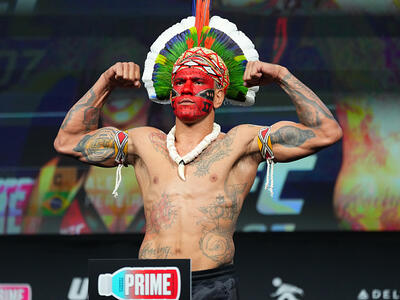Alex Poatan durante a pesagem cerimonial do UFC 307, em outubro de 2024. (Foto por Jeff Bottari/Zuffa LLC)
