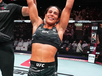 Tabatha Ricci comemora a vitória sobre Amanda Ribas no UFC Abu Dhabi. (Foto por Chris Unger/Zuffa LLC)