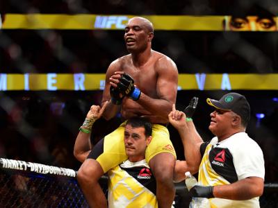 Anderson Silva é derrotado por Daniel Cormier no UFC 200, mas deixa o evento muito aplaudido.