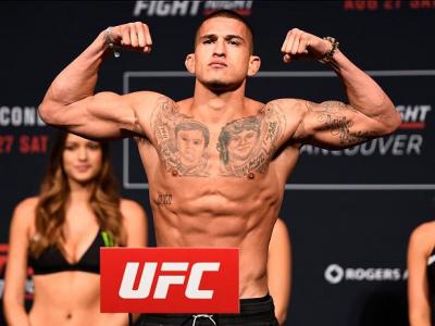 VANCOUVER, BC - AUGUST 26:  Anthony Pettis of the United States steps on the scale during the UFC Fight Night Weigh-in at Rogers Arena on August 26, 2016 in Vancouver, British Columbia, Canada. (Photo by Jeff Bottari/Zuffa LLC/Zuffa LLC via Getty Images)