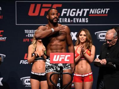 CLEARWATER, FL - APRIL 15:  Rashad Evans steps on the scale during the UFC Fight Night weigh-in at Ruth Eckerd Hall on April 15, 2016 in Clearwater, Florida. (Photo by Jeff Bottari/Zuffa LLC/Zuffa LLC via Getty Images)