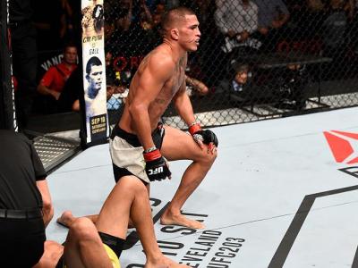 VANCOUVER, BC - AUGUST 27:  (R-L) Anthony Pettis of the United States submits Charles Oliveira of Brazil in their featherweight bout during the UFC Fight Night event at Rogers Arena on August 27, 2016 in Vancouver, British Columbia, Canada. (Photo by Jeff